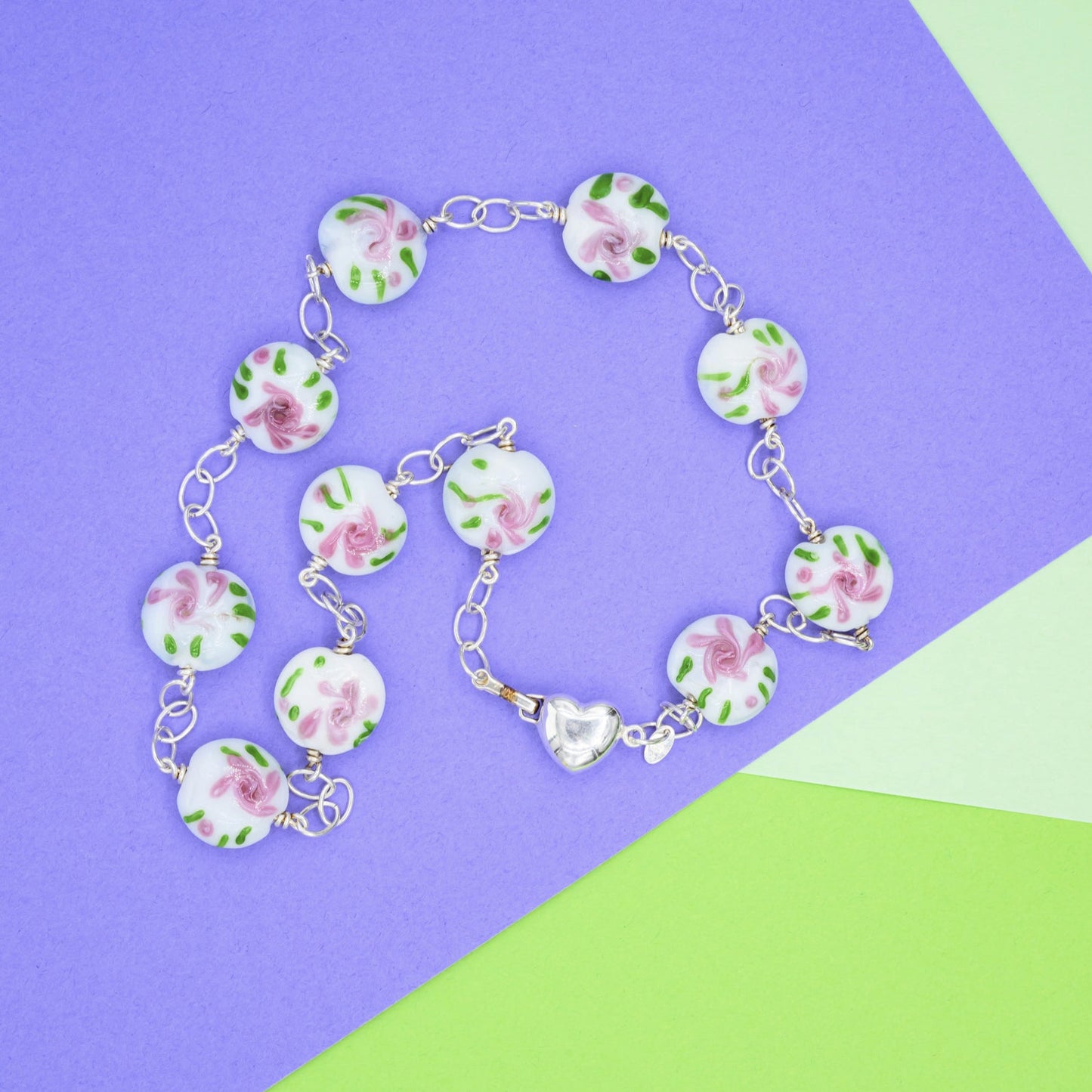 Halskæde med glasperler med blomstermotiv