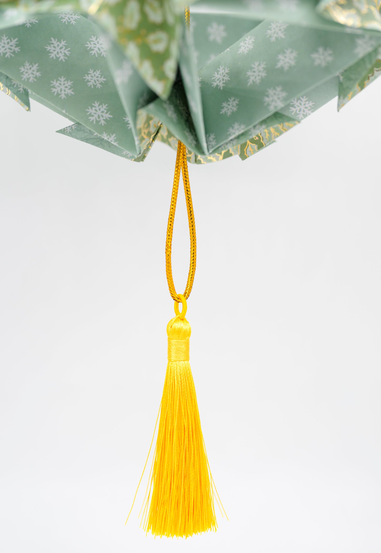 Stor juledekoration af papir, grøn og guld