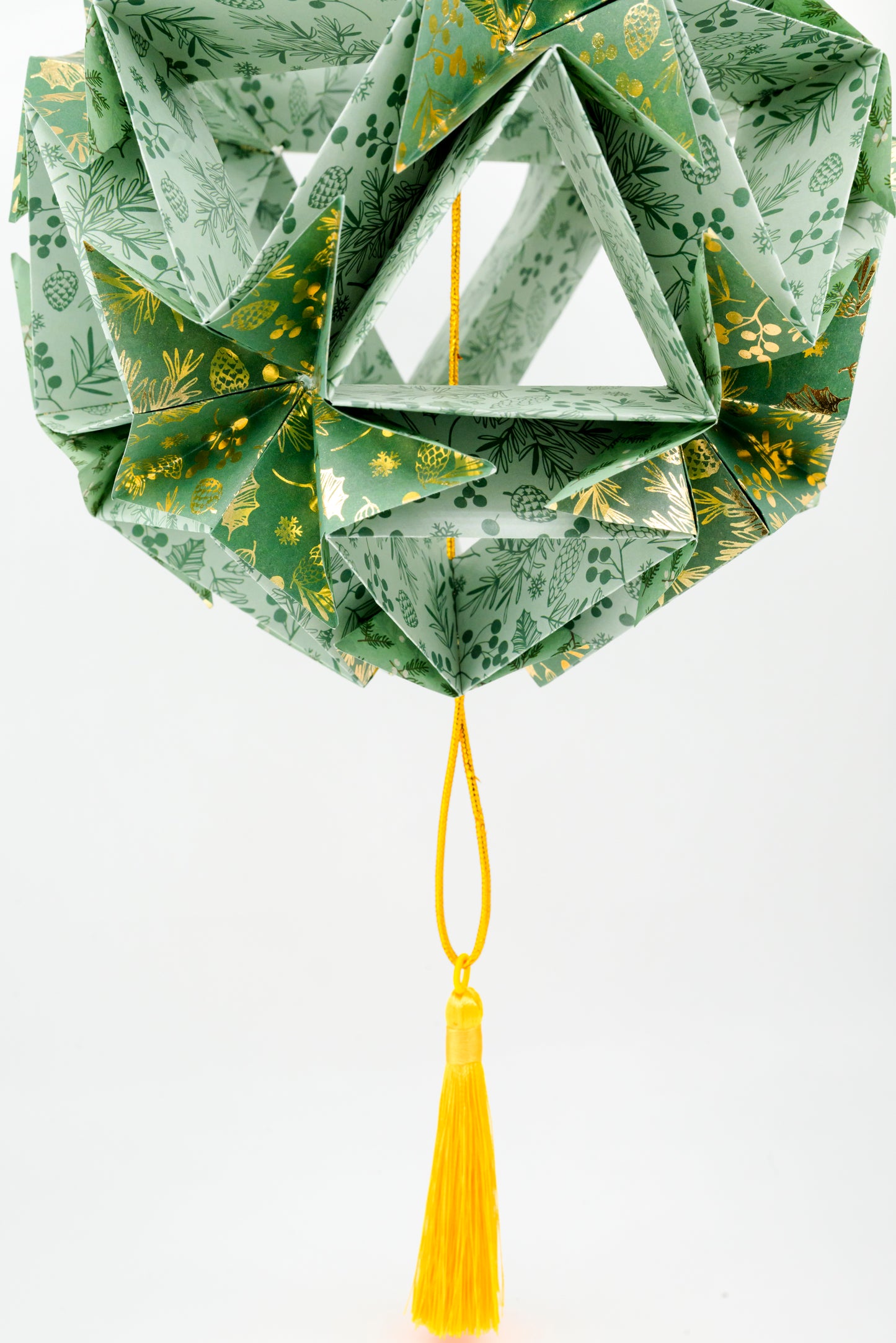 Stor juledekoration af papir, grøn og guld