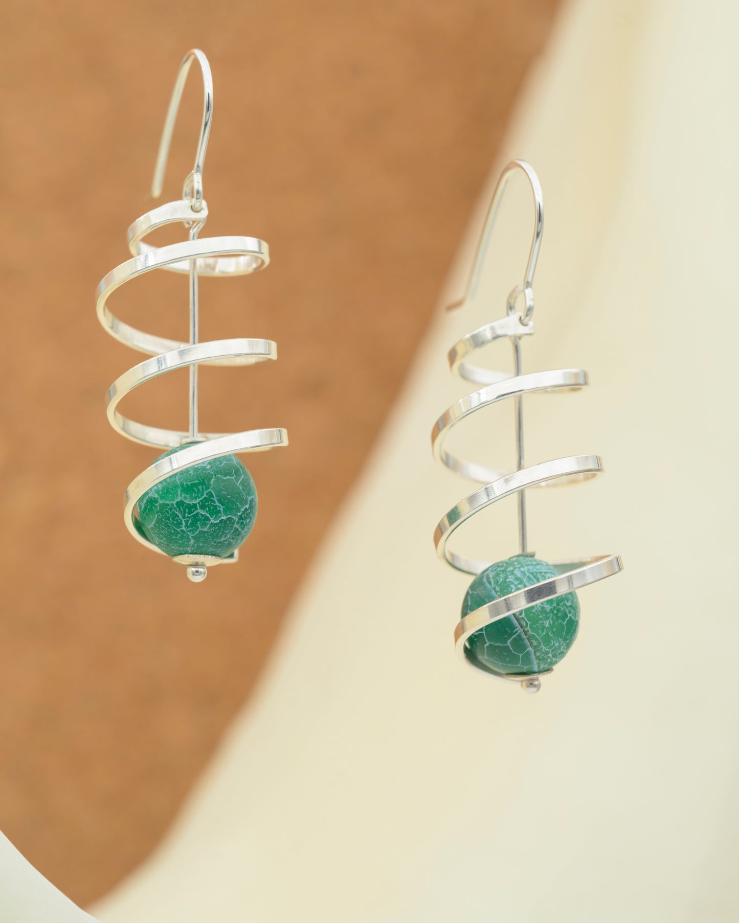 Bredbåndet spiral med grøn krakeleret agat, kort