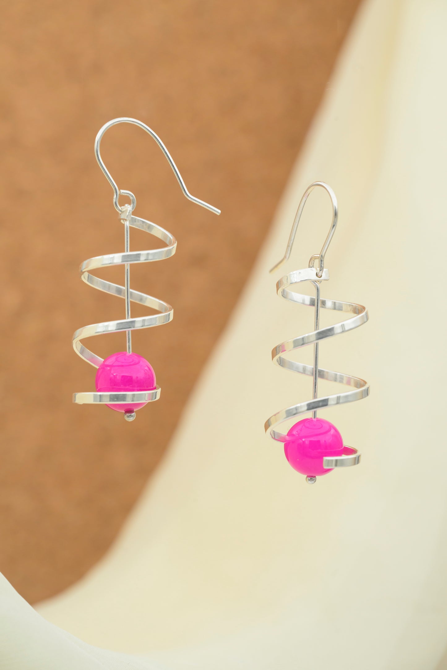 Bredbåndet spiral med pink agat, kort