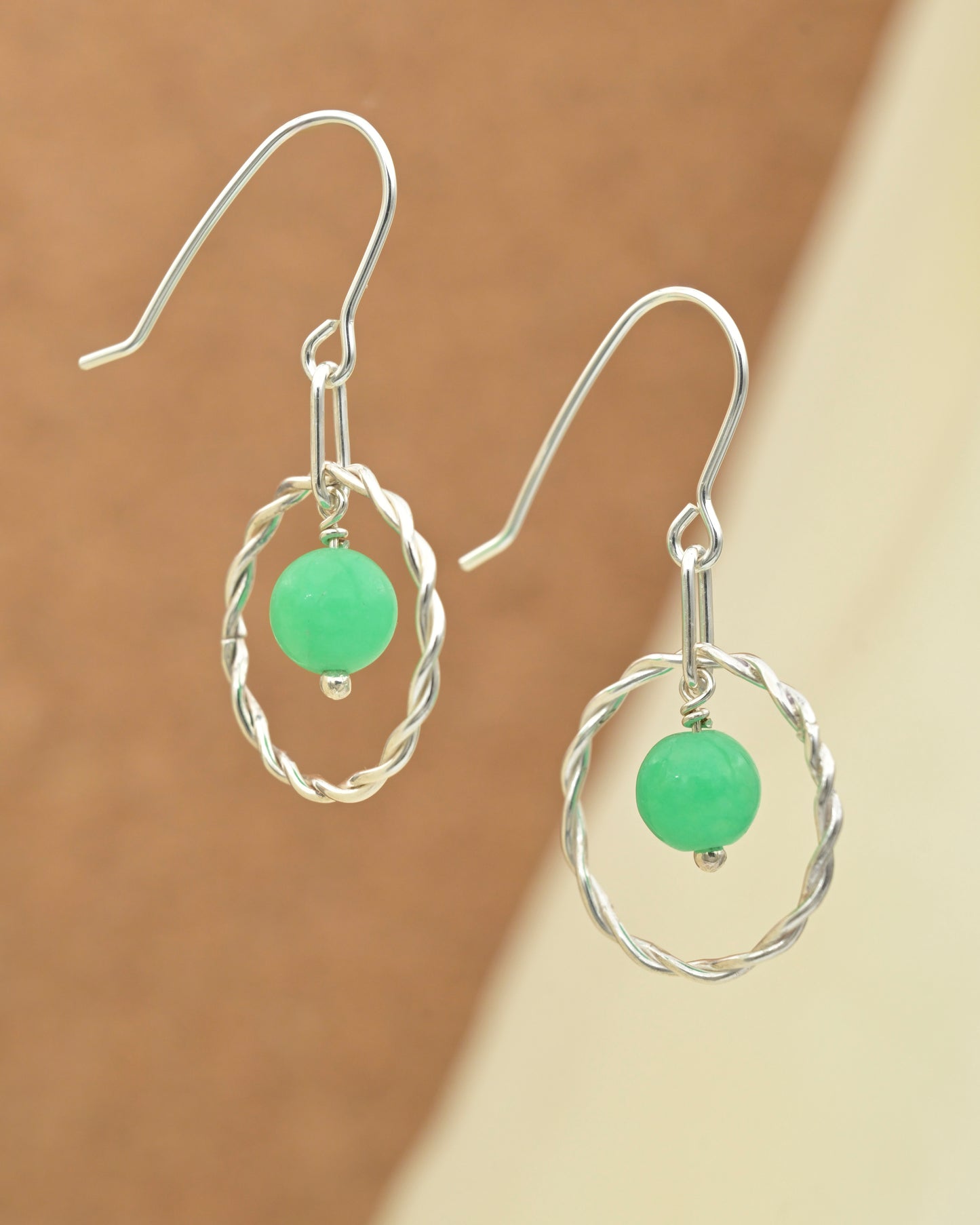 Viking snoet ørering med grøn katteøje