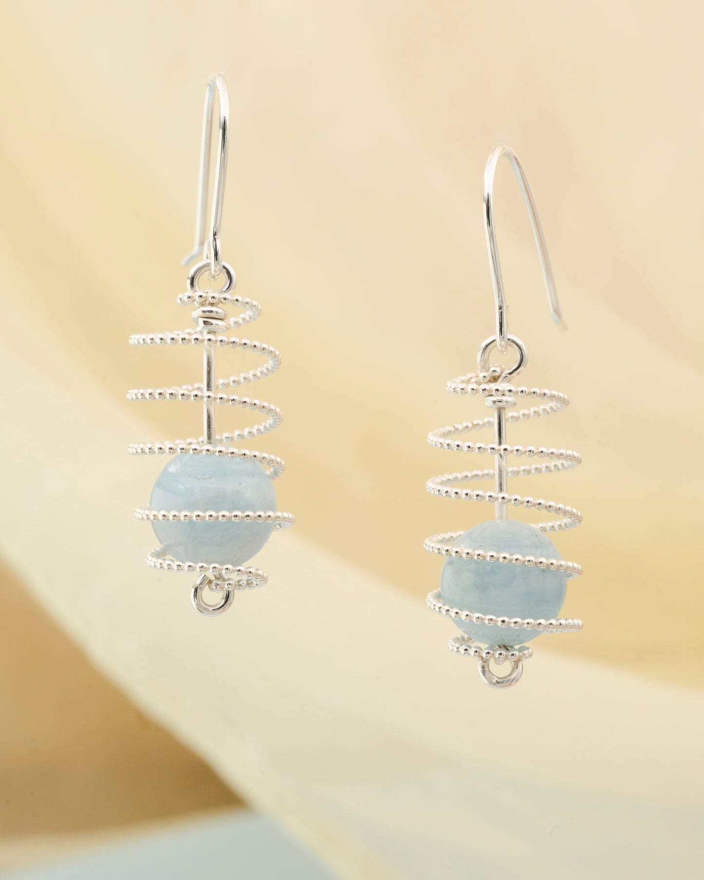 Broadband spiral with green crackled agate