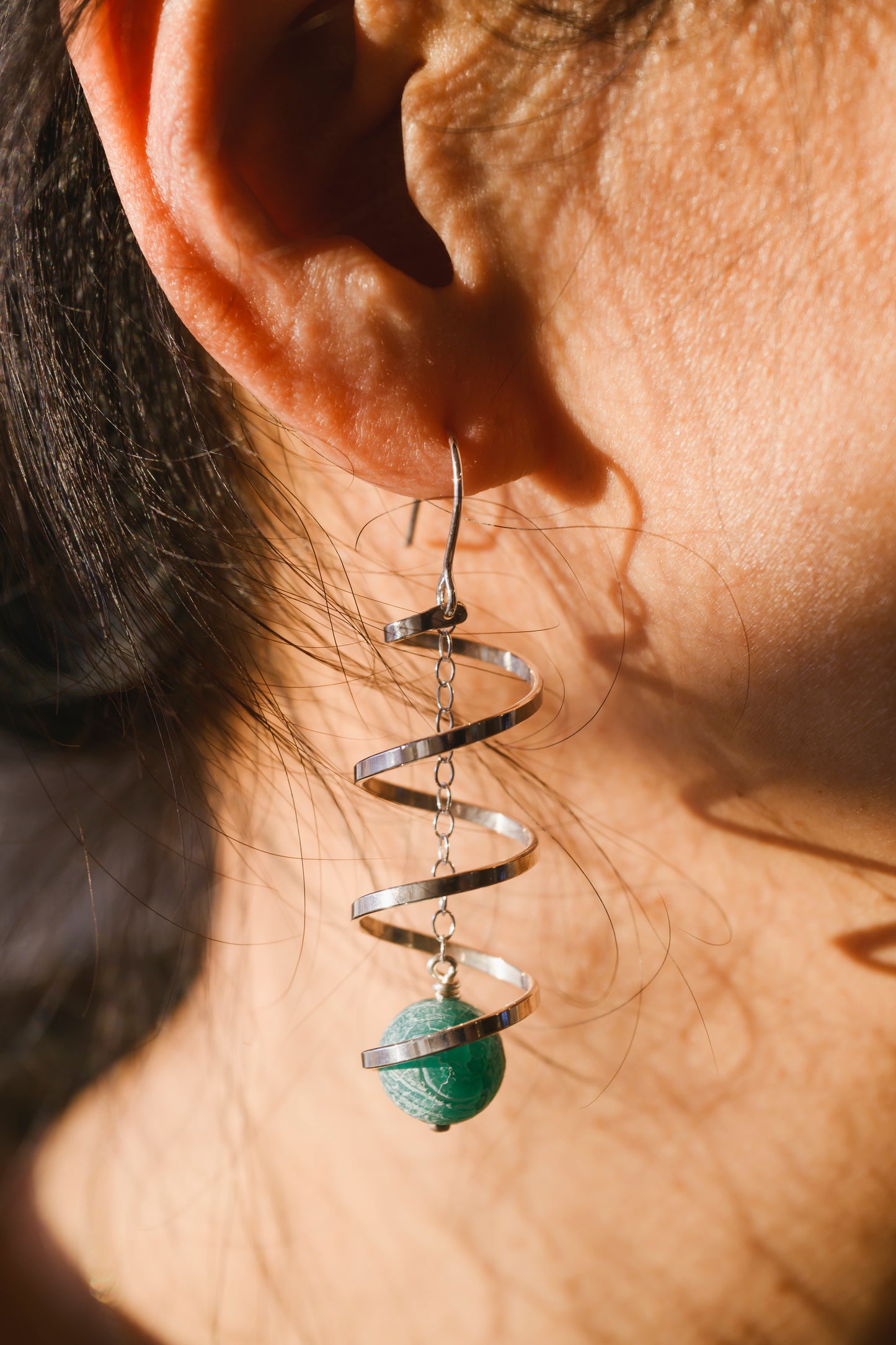Broadband spiral with green crackled agate