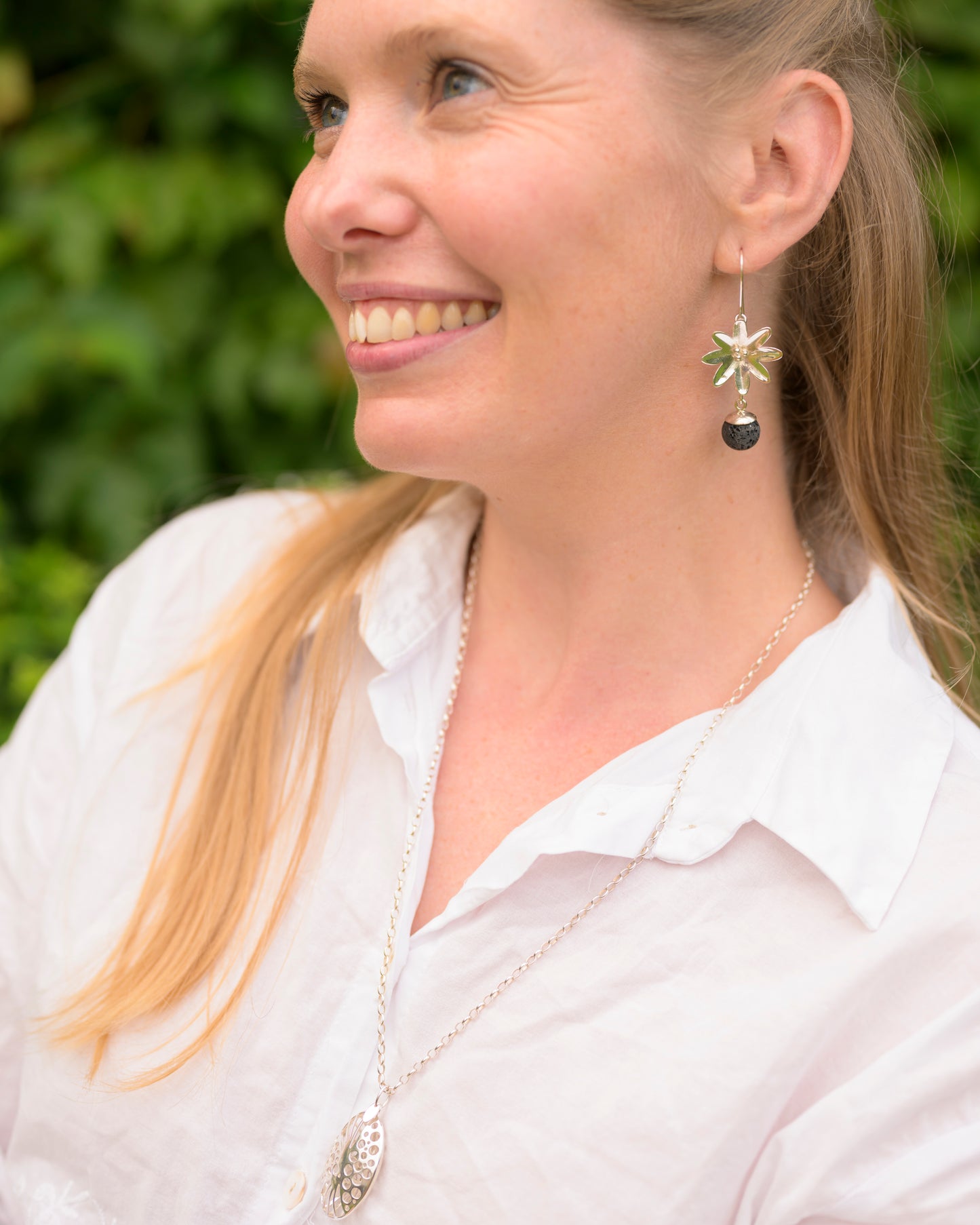 Yvonne stor blomst ørering med lavasten