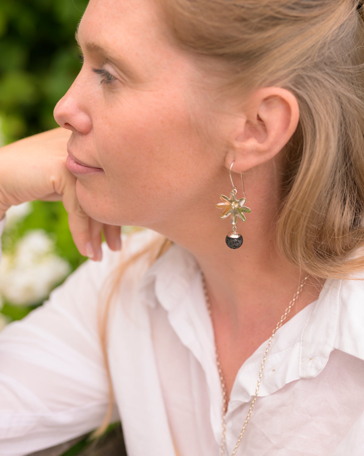 Yvonne stor blomst ørering med lavasten