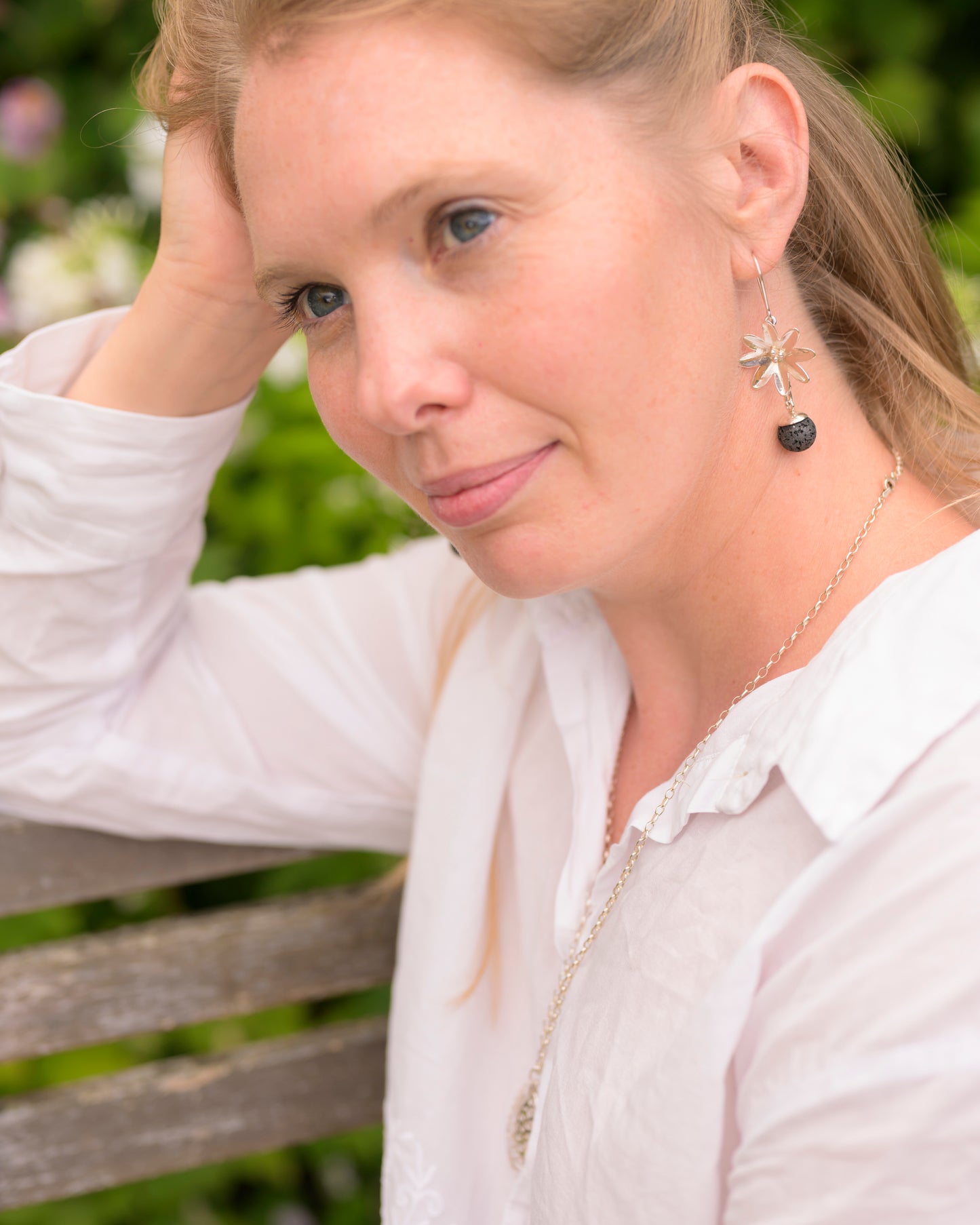Yvonne stor blomst ørering med lavasten
