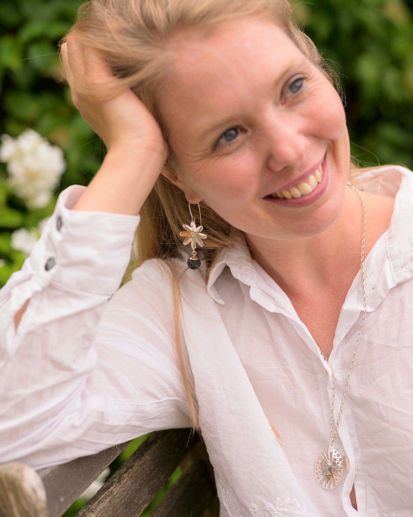 Yvonne stor blomst ørering med lavasten