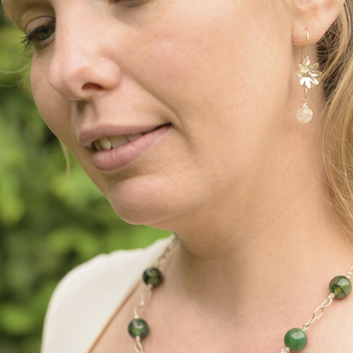 Yvonne lille blomst ørering med bjergkrystal