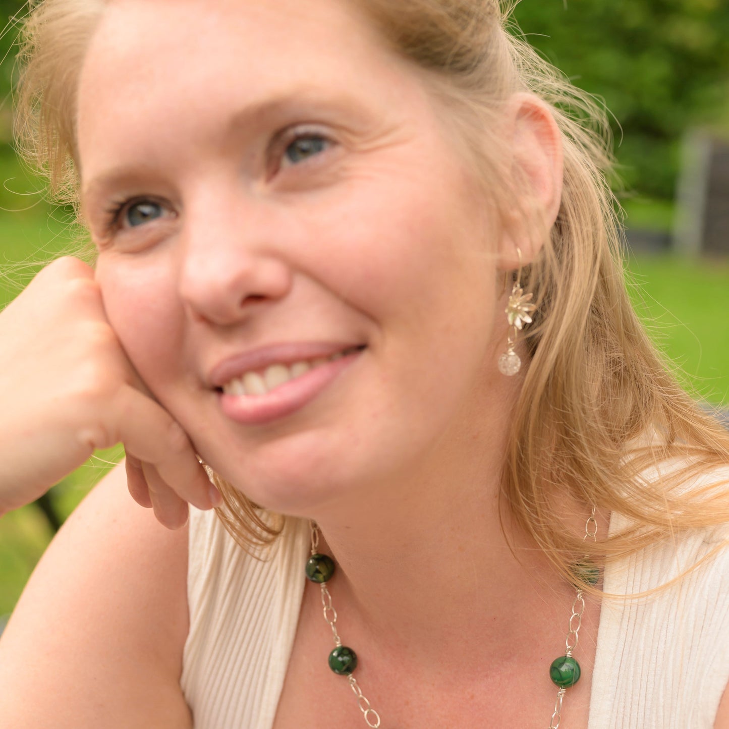 Yvonne lille blomst ørering med bjergkrystal