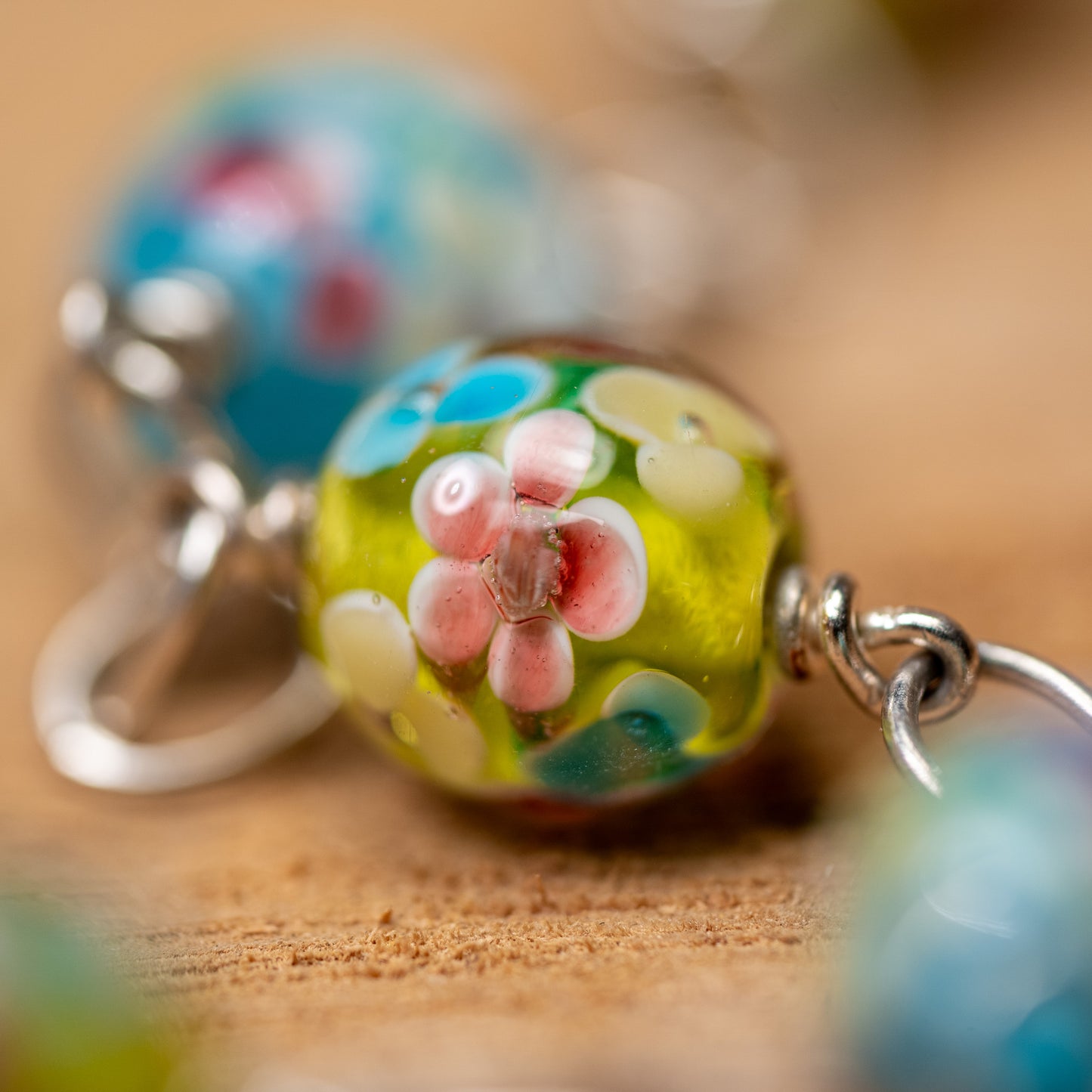 Colorful world halskæde med pastelfarver med blomster glas