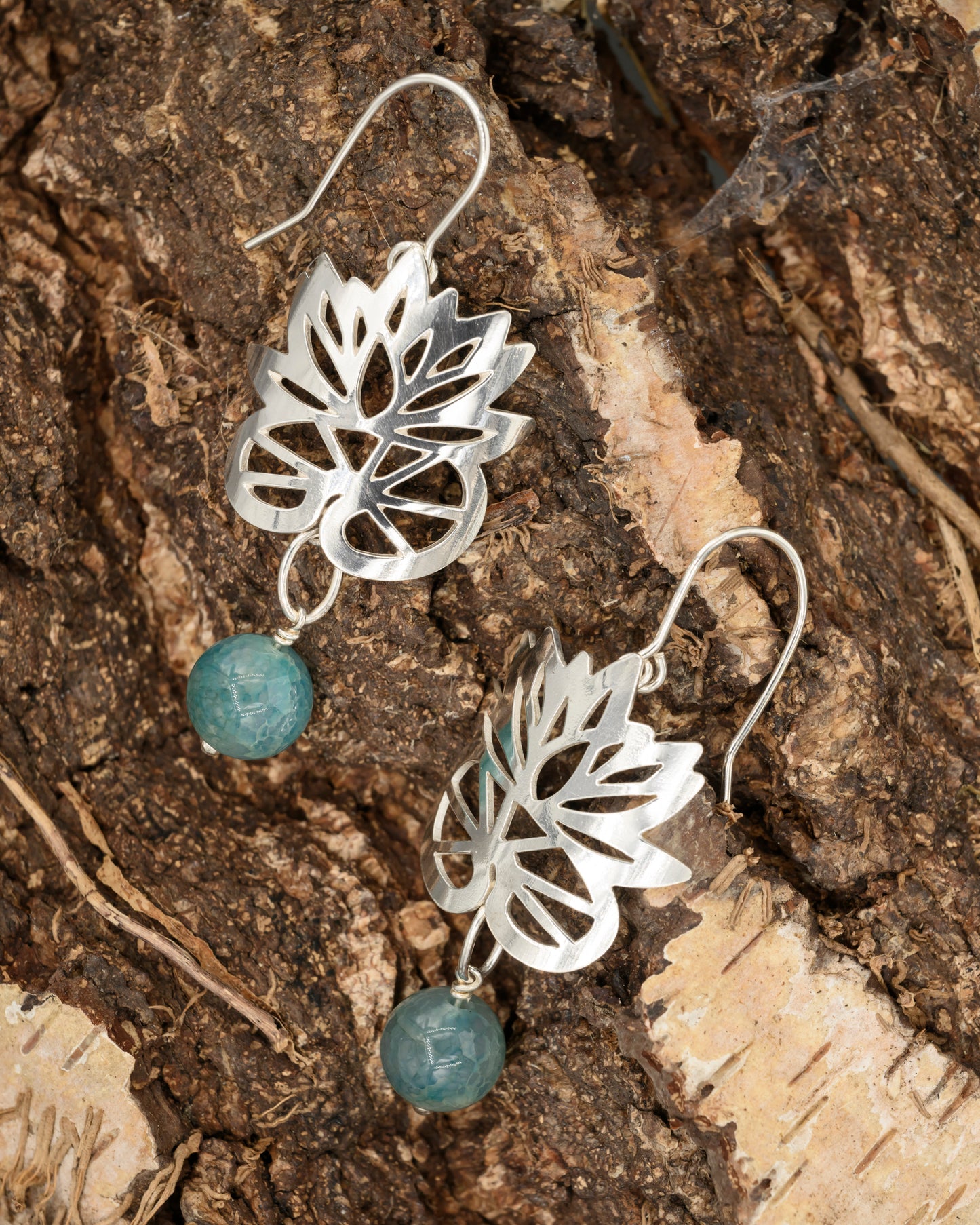 Monet & Me øreringe med blå krakeleret agat