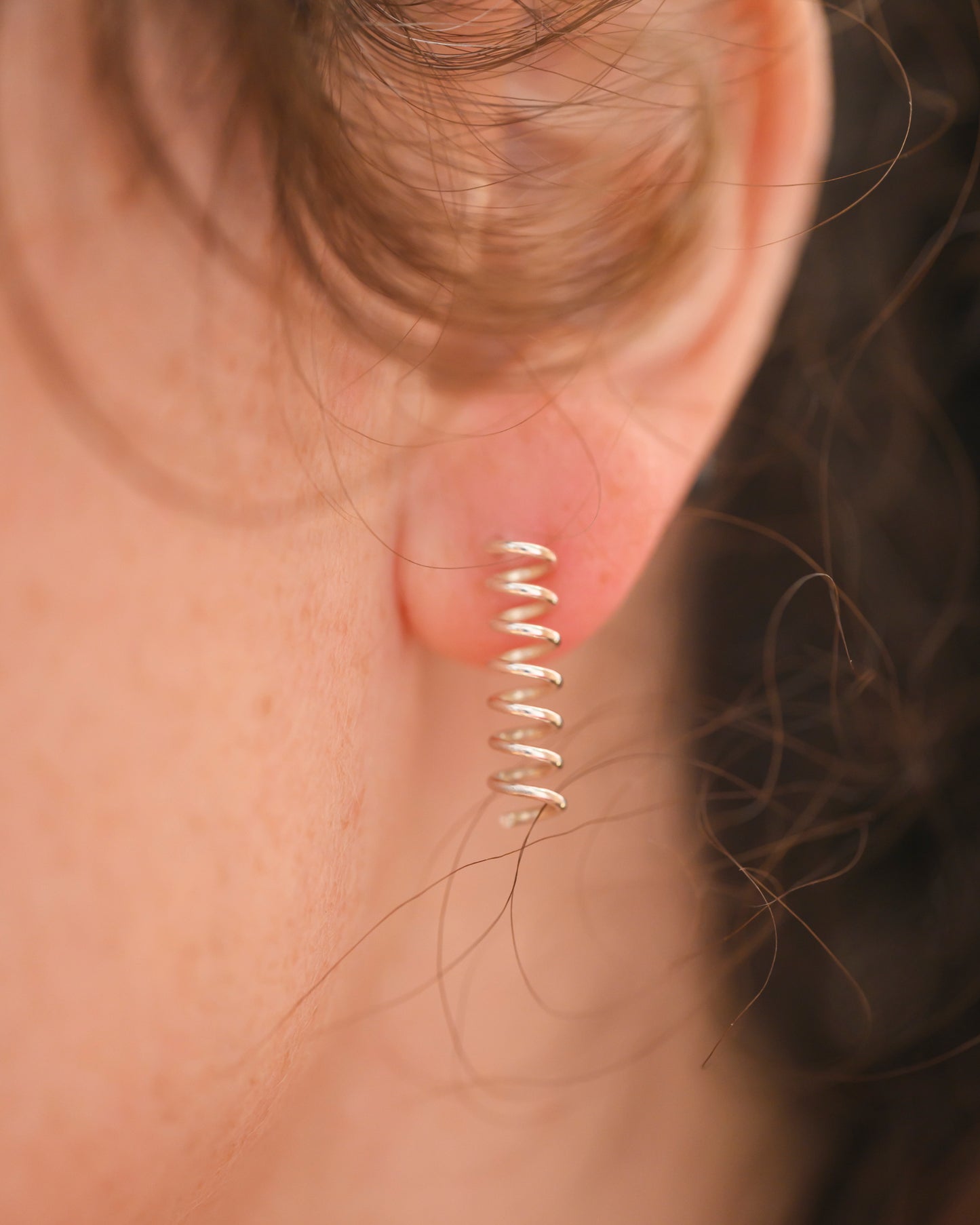 Narrow spiral earrings with purple cat's eye