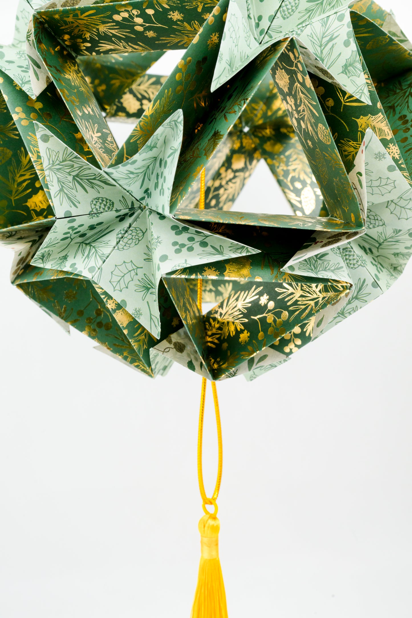 Stor juledekoration af papir, grøn og guld