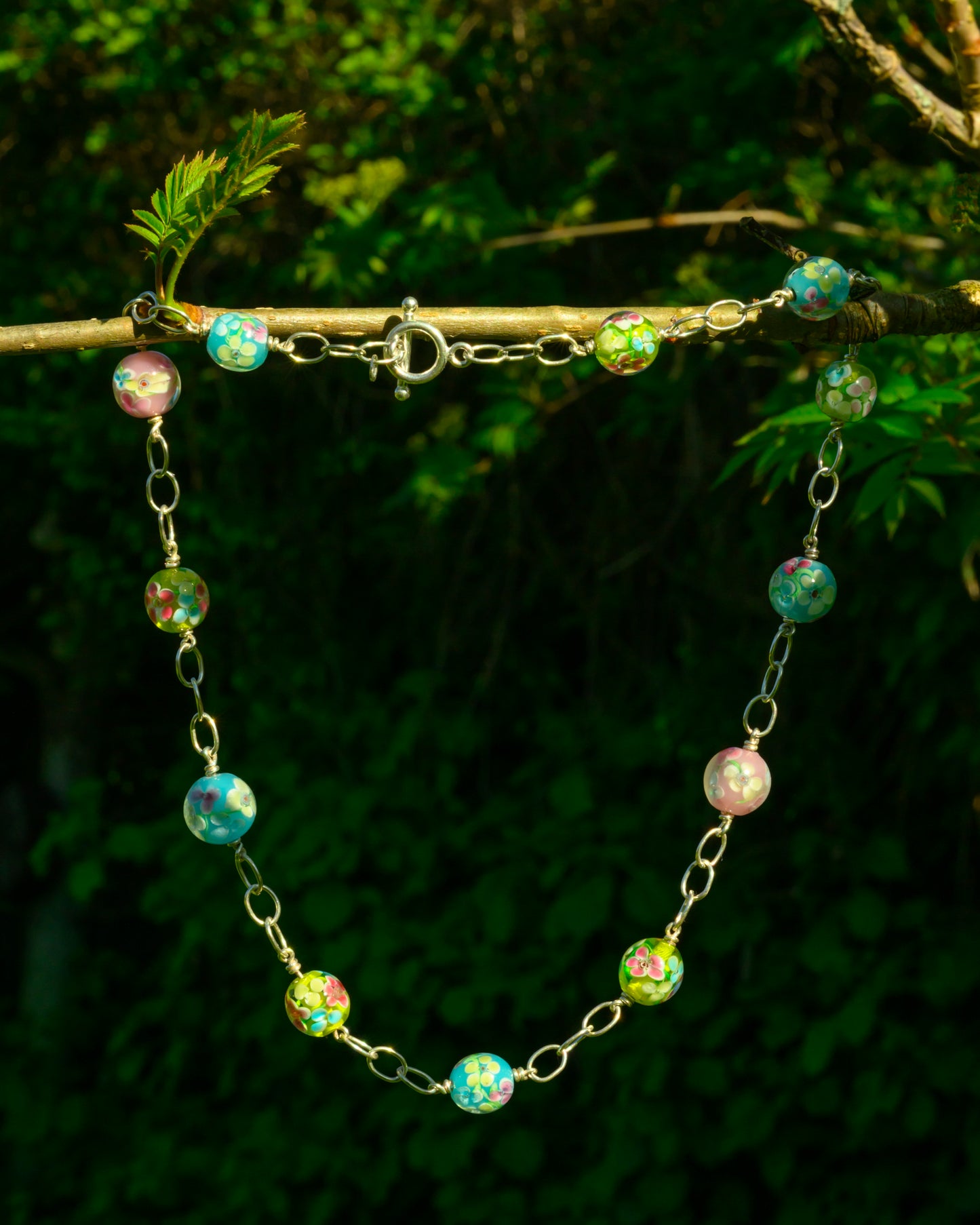Colorful world halskæde med pastelfarver med blomster glas