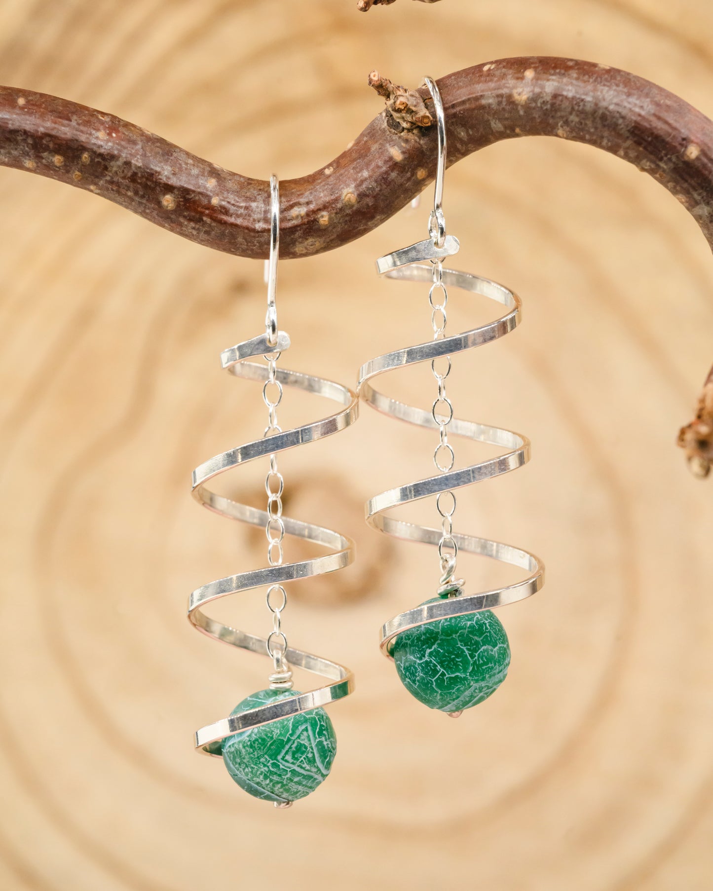 Broadband spiral with green crackled agate